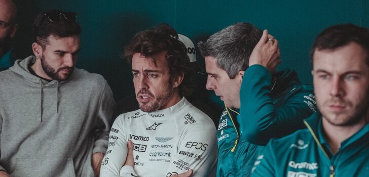 Alonso, junto a sus ingenieros de Aston Martin