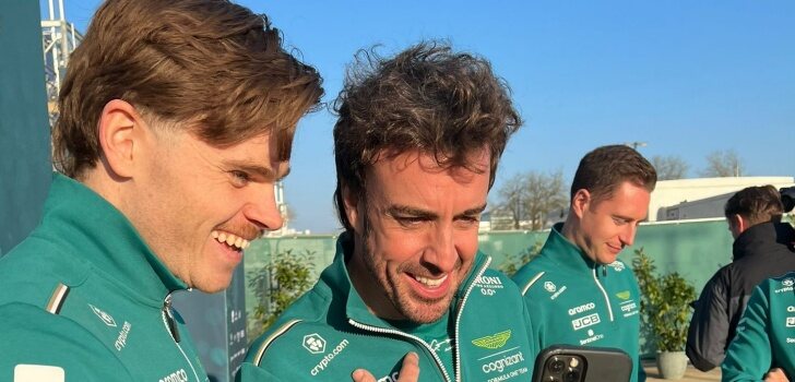 Alonso, junto a uno de sus ingenieros