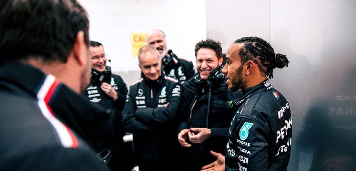 Hamilton, junto a sus ingenieros