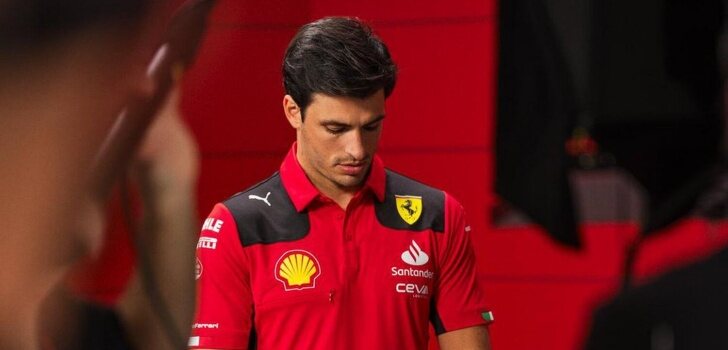 Sainz, con ropa de Ferrari