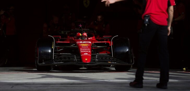 Leclerc, en los boxes de Baréin