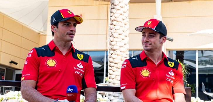 Leclerc y Sainz, en la previa de Baréin