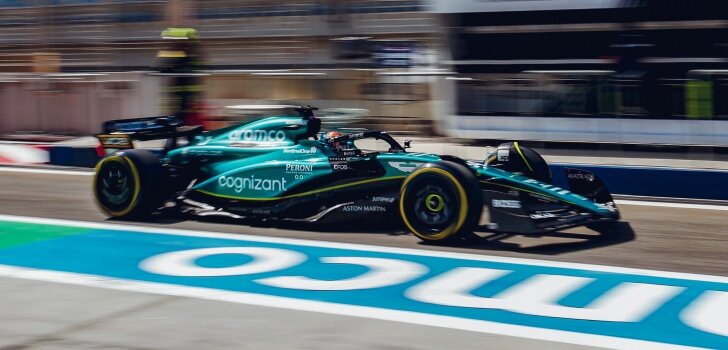 Alonso, en el box de Baréin