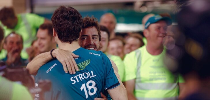 Alonso y Stroll se abrazan