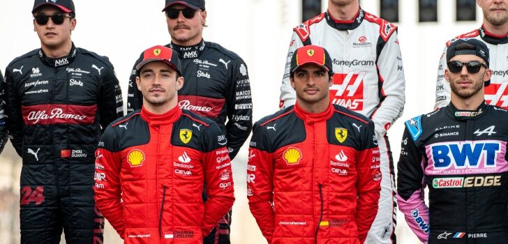 Leclerc y Sainz en la foto grupal