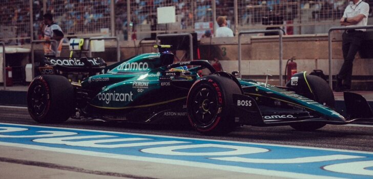 Alonso, en los boxes de Baréin