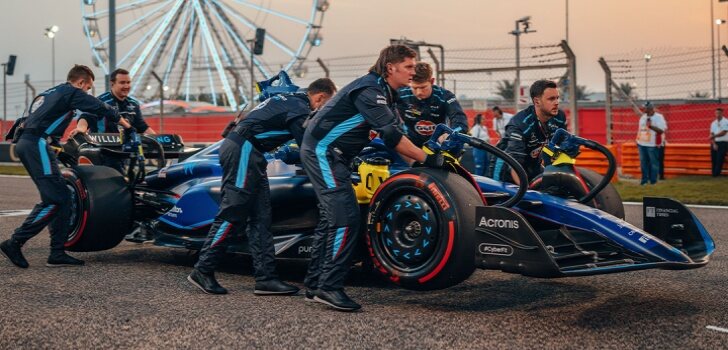 Los mecánicos de Williams empujan el coche en Baréin