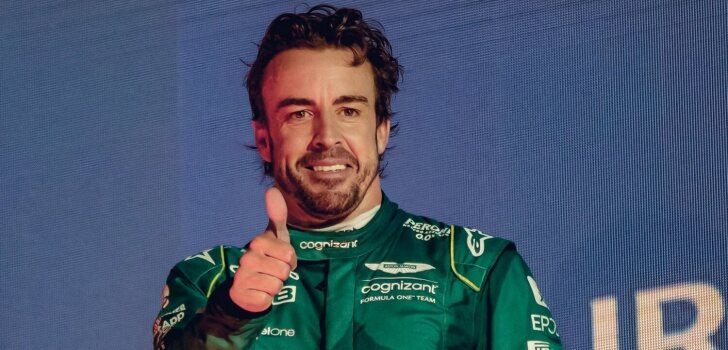 Alonso, en el podio de Baréin