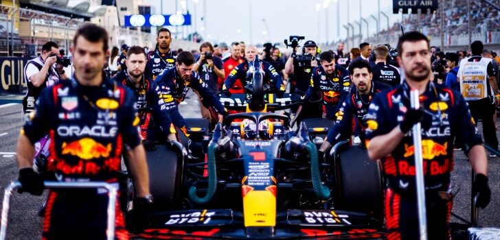 Los mecánicos empujan el monoplaza de Verstappen