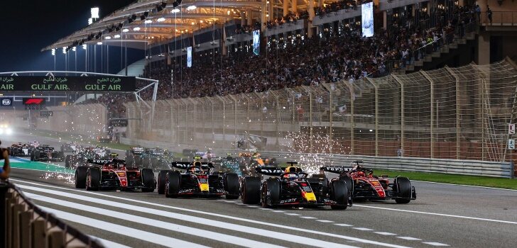 Los coches de F1, en la salida del GP de Baréin 2023