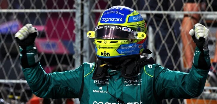 Alonso celebra el podio en Yeda