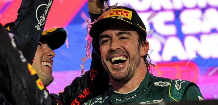 Alonso, en el podio con Pérez