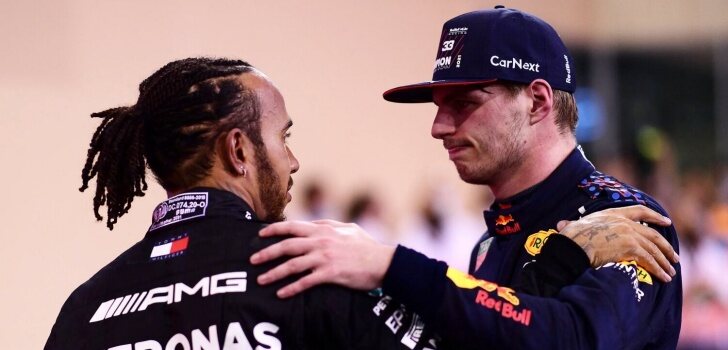 Hamilton se saluda con Verstappen
