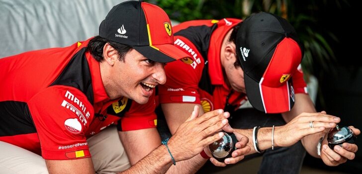 Sainz y Leclerc, sonrientes