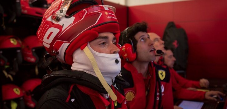 Leclerc, en el garaje de Ferrari