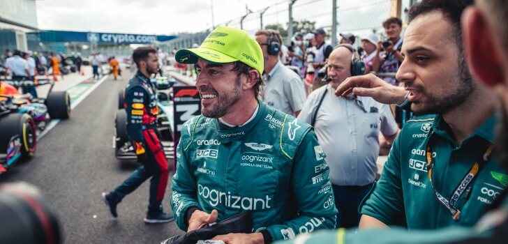 Alonso, junto a uss ingenieros en Aston Martin