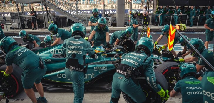 Alonso, en los boxes de Miami