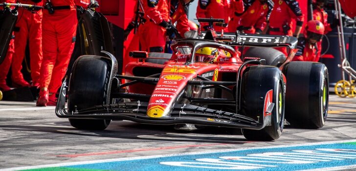 Leclerc, en los boxes de Monza