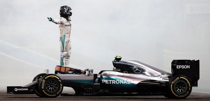 Rosberg celebra su título con Mercedes