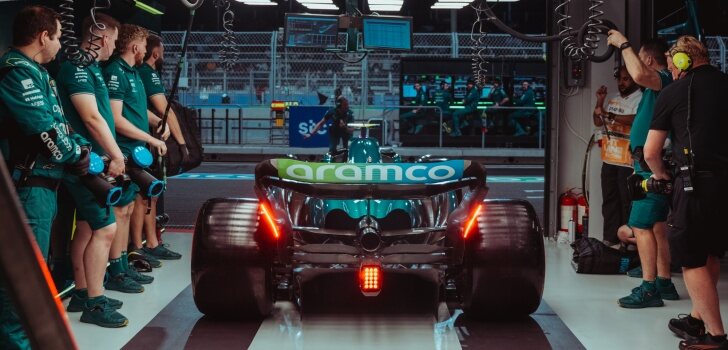 Alonso, en el garaje de Aston Martin
