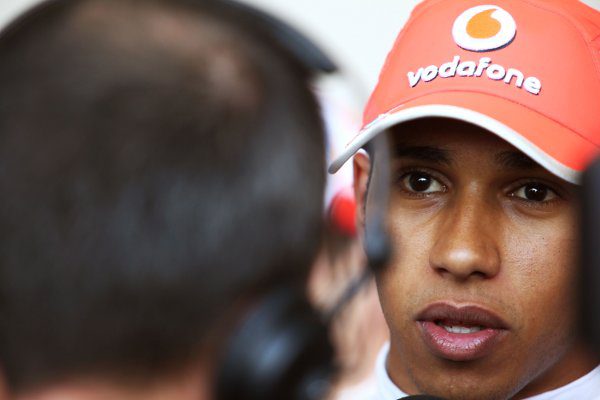 Hamilton intenta mejorar su relación con el resto de pilotos