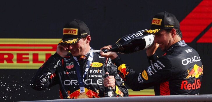 Pérez, en el podio junto a Verstappen