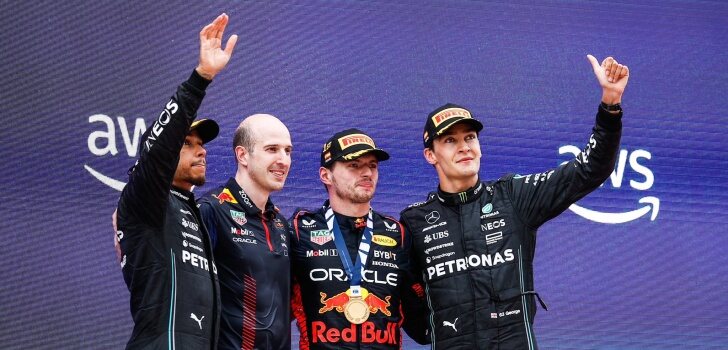 Hamilton, junto a Verstappen y Russell en el podio