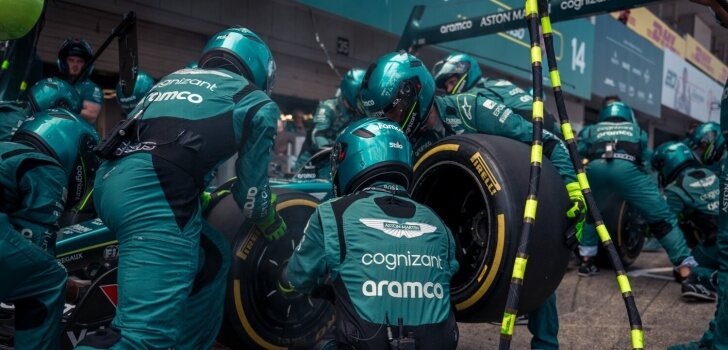 los mecánicos de Aston Martin, en Suzuka