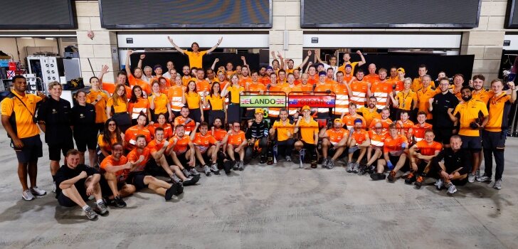 El equipo McLaren celebra su doble podio en Catar