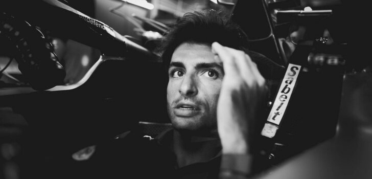 Sainz, en el box de Ferrari durante el GP de Catar