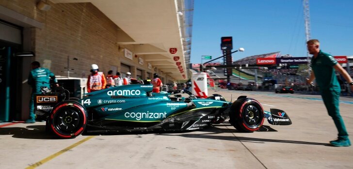 Alonso, en los boxes de Austin