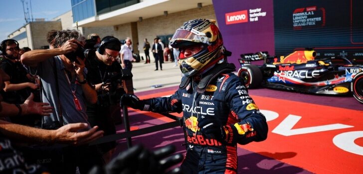 Verstappen celebra su victoria en COTA