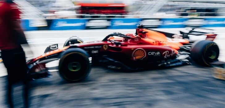 Leclerc, en los boxes de Brasil