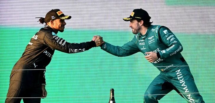 Alonso y Hamilton se saludan en el podio