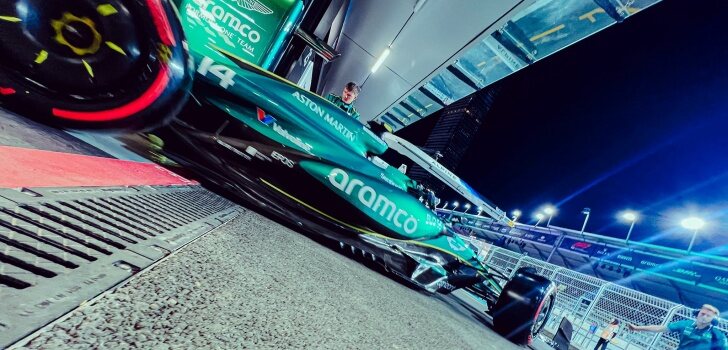 Alonso, en el Pit Lane de Jeddah