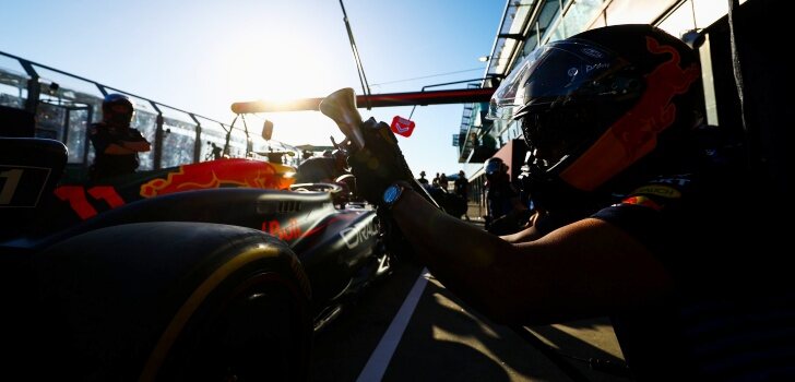 Los mecánicos de Red Bull trabajan en el coche de Pérez