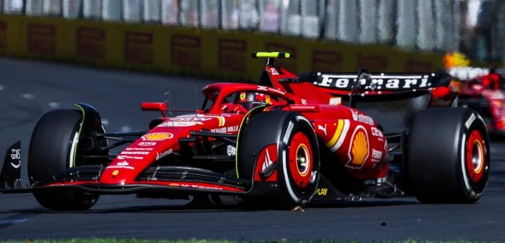 Los dos Ferrari lideran el GP de Australia