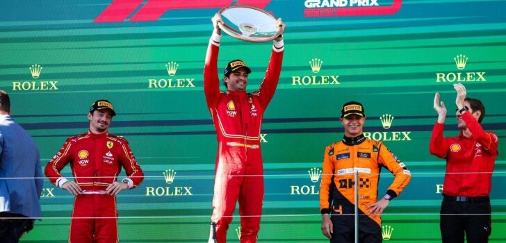 Sainz celebra su victoria en el podio de Australia