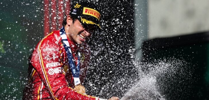 Sainz celebra el podio en Japón