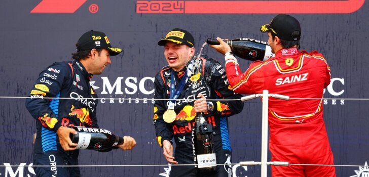 Verstappen, en el podio junto a Pérez y Sainz