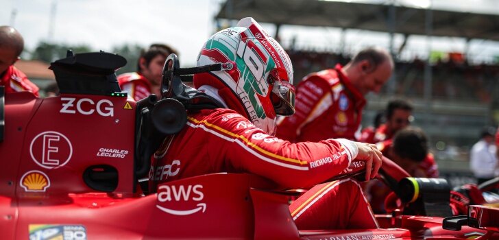 Leclerc se sube a su coche en Imola