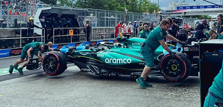 Los mecánicos de Aston empujan el coche de Stroll en Canadá