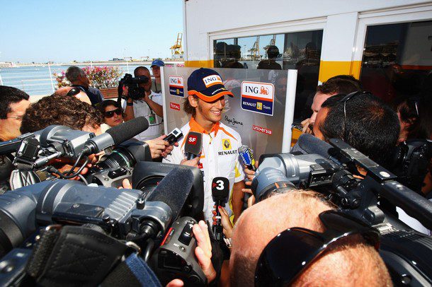 Alesi: "Grosjean debe aprender con Alonso"