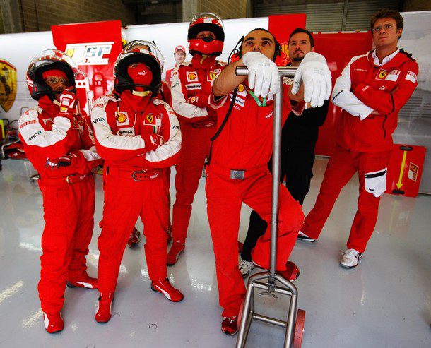 Una dosis de humor italiano: Ferrari publica una lista de espera para subirse al F60