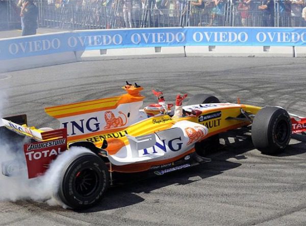 Fernando Alonso disfruta en Oviedo haciendo las delicias de más de 100.000 aficionados