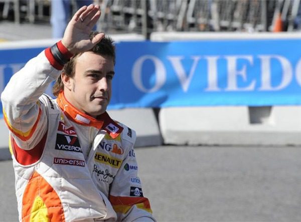 Fernando Alonso disfruta en Oviedo haciendo las delicias de más de 100.000 aficionados