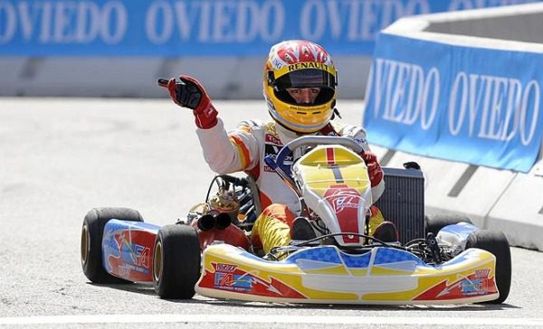 Fernando Alonso disfruta en Oviedo haciendo las delicias de más de 100.000 aficionados