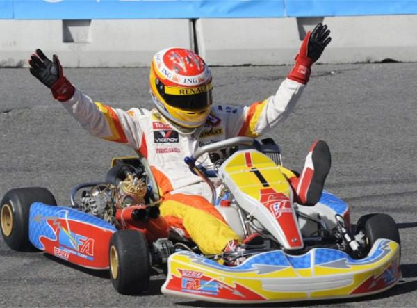 Fernando Alonso disfruta en Oviedo haciendo las delicias de más de 100.000 aficionados