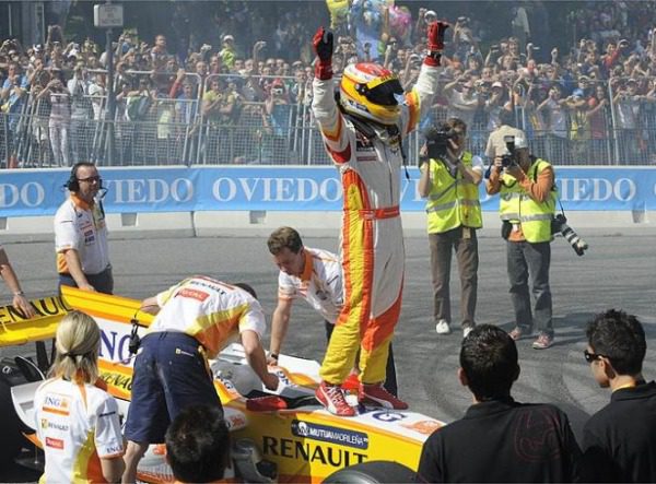 Fernando Alonso disfruta en Oviedo haciendo las delicias de más de 100.000 aficionados