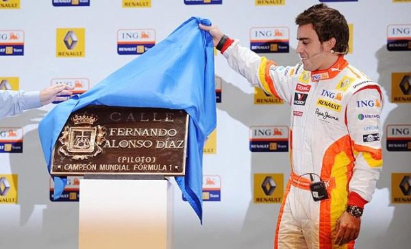 Fernando Alonso disfruta en Oviedo haciendo las delicias de más de 100.000 aficionados